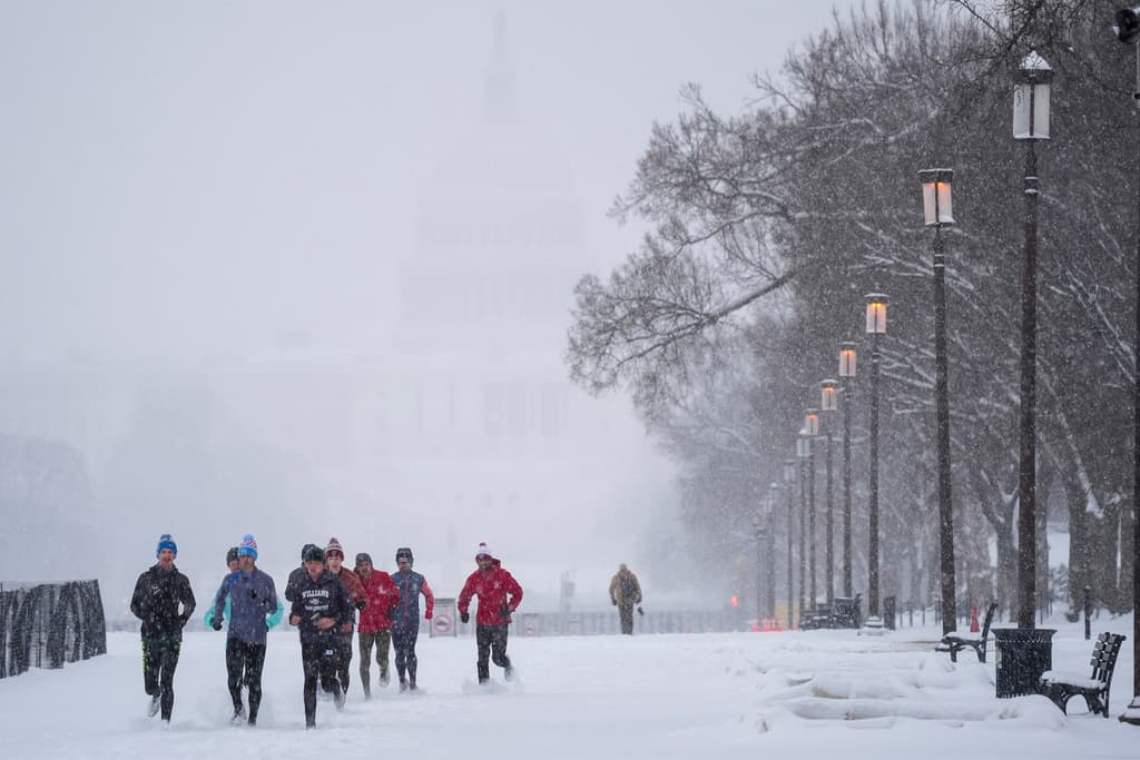 <h2 class="cms-H2-H2">Aún queda espacio para la diversión</h2>
<br>
<br>A pesar de los incidentes, la gentes se ha dado cita en las inmediaciones del Capitolio para ejercitarse durante una tormenta de nieve.