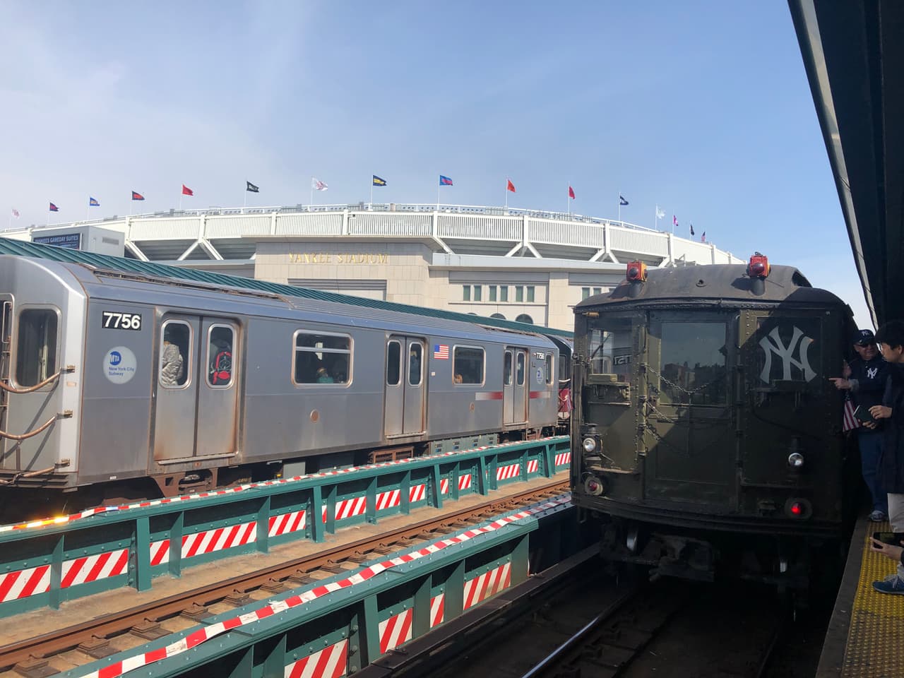 Vista del antiguo tren frente a Yankee Stadium.