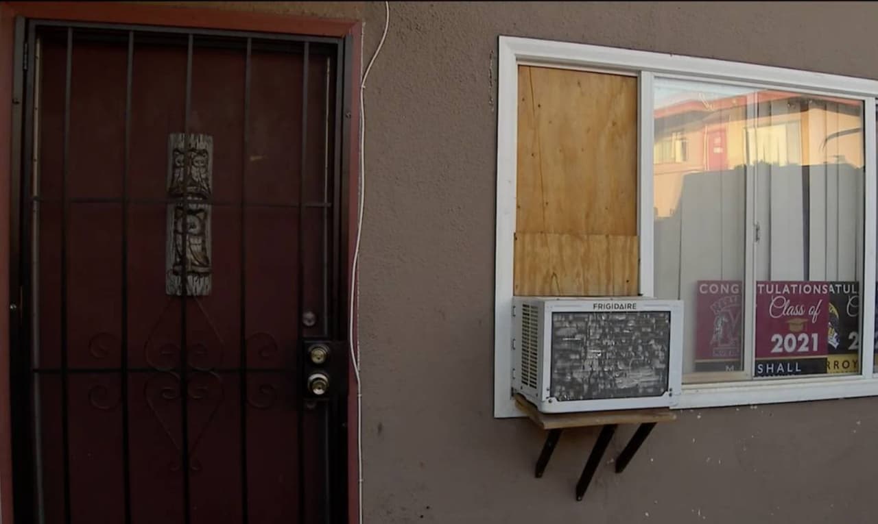 <b>Vecinos del complejo de apartamentos aseguran que veían al menor salir a la escuela o haciendo sus tareas</b>.