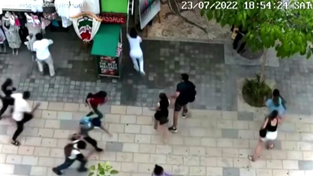 En video: turistas corren despavoridos ante lluvia de balas en Playa del Carmen