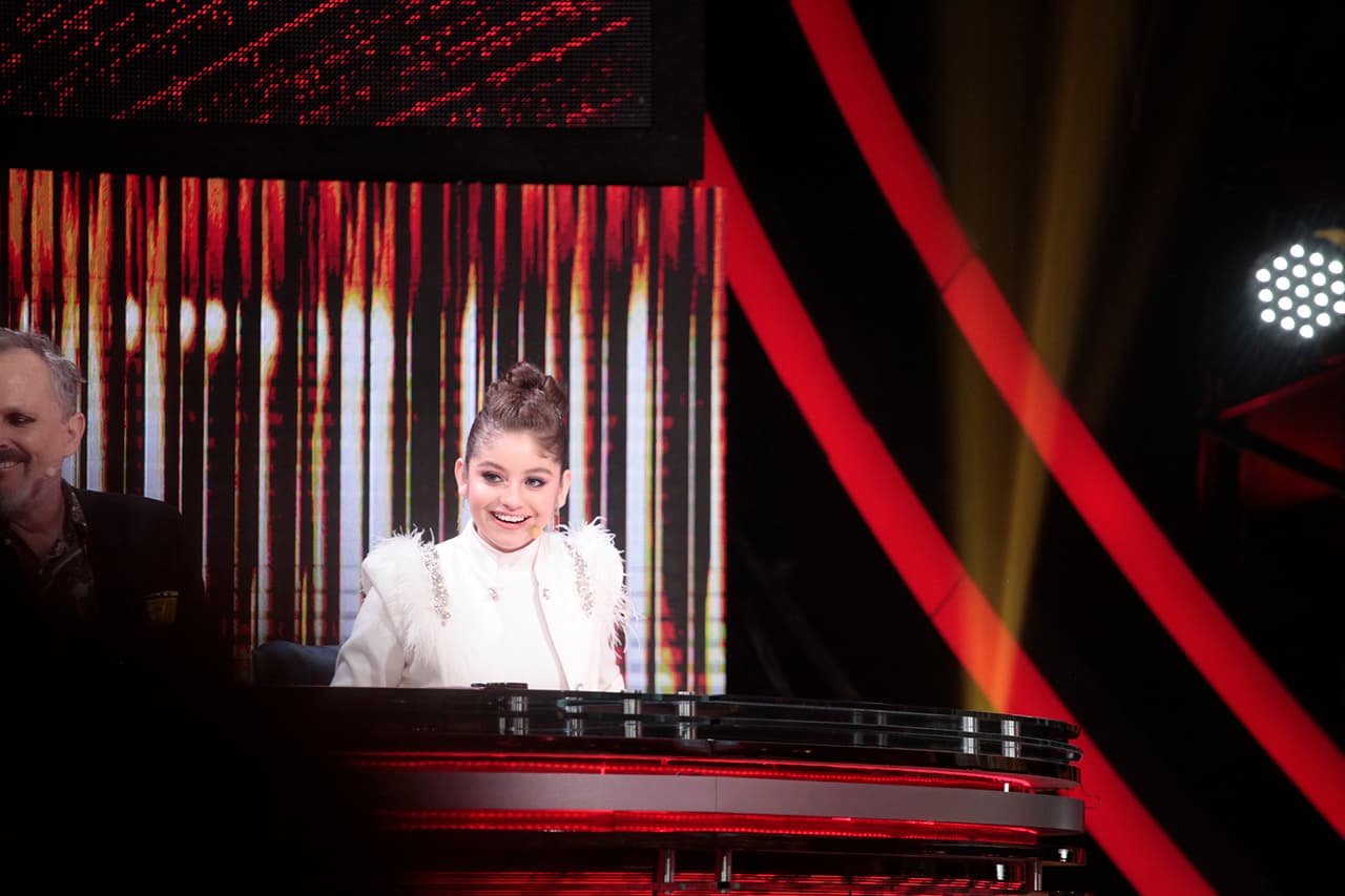 Karol estaba a punto de hacerle una pregunta al capitán de los 'Sacachispas' cuando Giovani dejó su lugar en la línea de jueces y se dirigió a la mesa que ocupan Albertano, Verónica Castro, Miguel Bosé y Karol Sevilla.