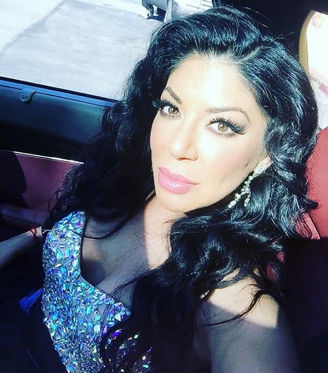 Delineador para los ojos y un gloss súper tenue es lo que ella prefiere.