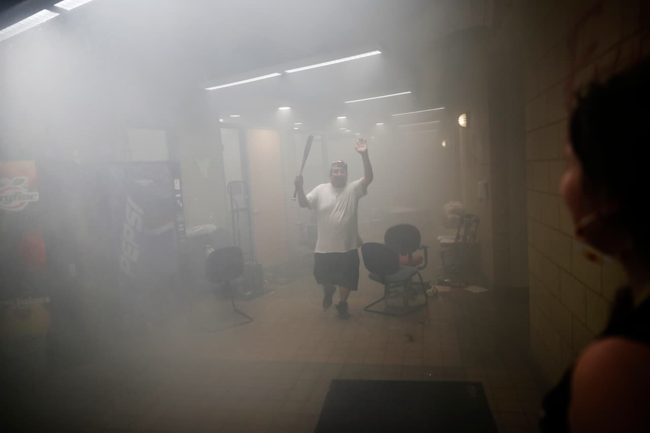 Tim Walz, gobernador de Minnesota, anunció la activación de la Guardia nacional, pero esto no impidió la toma del edificio policial. En Louisville, Kentucky al menos siete personas sufrieron heridas de bala en las protestas en la noche del jueves.