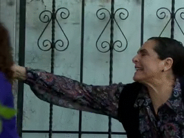 Se gana las enemistades de gratis. Ese jalón de cabello le debió doler mucho, pero esta vez Honoria sacó las garras por su hijo Julián.