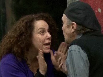 Ella se mete hasta en lo que no la llaman, por ejemplo no tenía por qué ofrecerle más alcohol a Fermín.