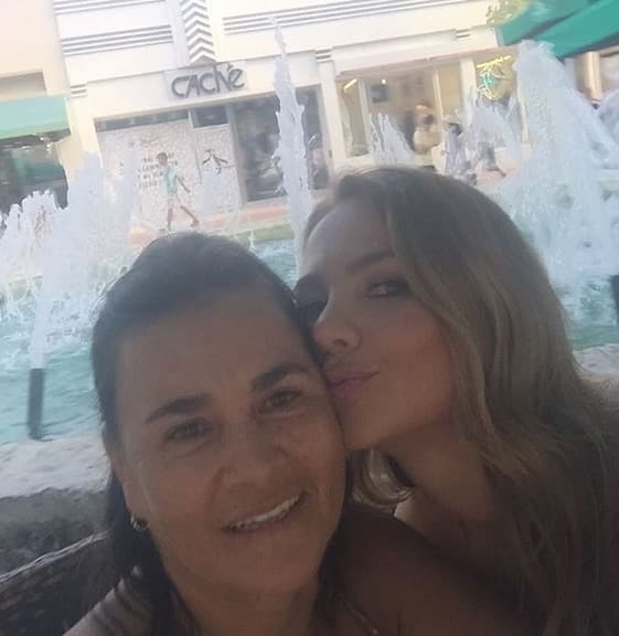 Ximena adora a su madre y la consiente mucho.