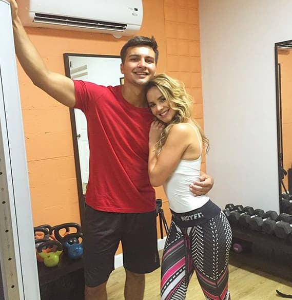 Le encanta hacer ejercicio con Samuel.