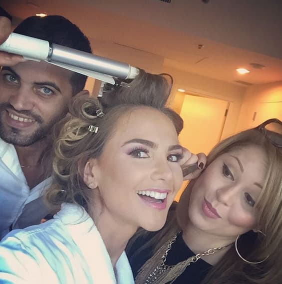 Preparándose para un gran día, el lanzamiento de su línea de joyas.