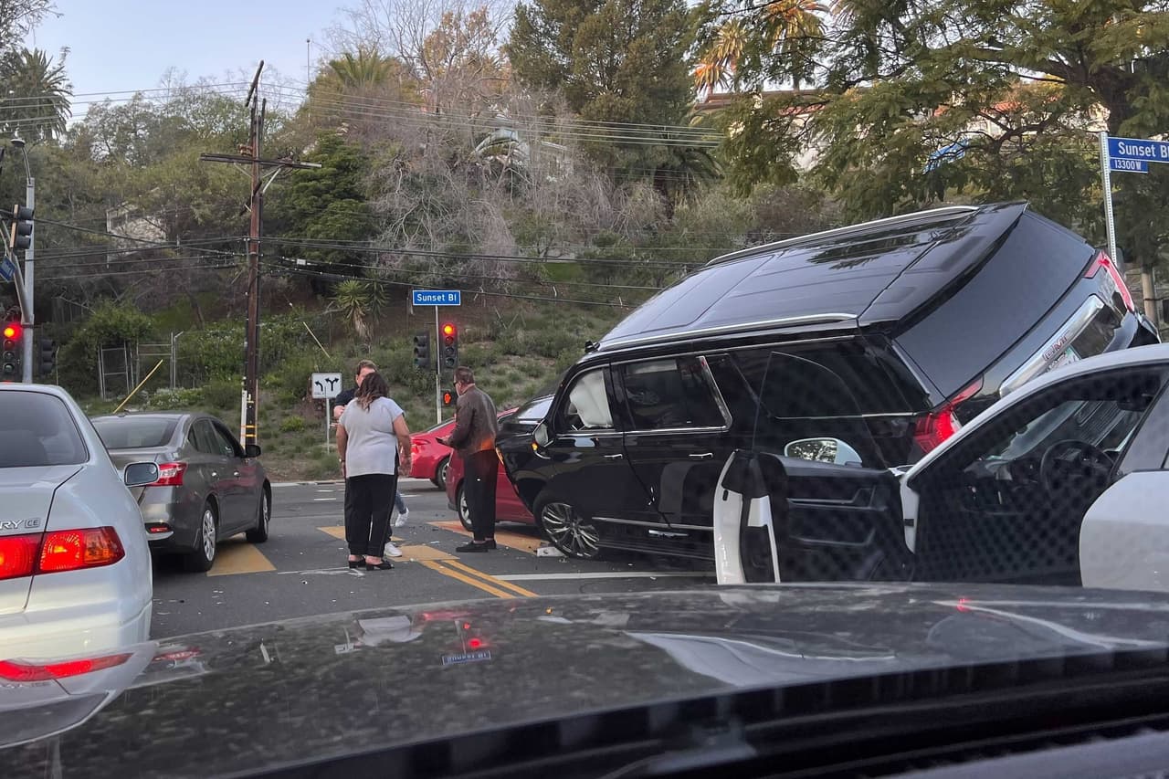 Según el Departamento de Policía de Los Ángeles, en el accidente participaron cuatro vehículos, uno de ellos una SUV Yukon, propiedad del legendario actor de 74 años. 
<br>