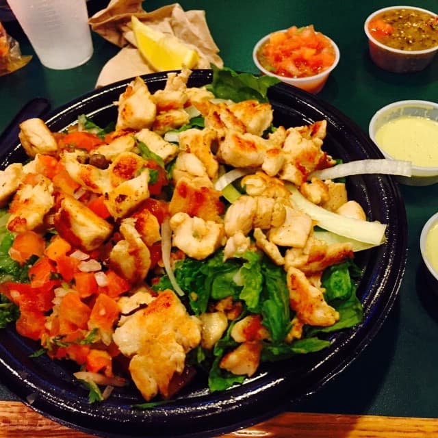 “Puedo ordenar una pila de hamburguesas y no me molesta. ¡Amo la comida! ¡Es magnífica”, dice.