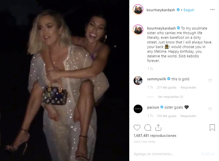 Kourtney, la hermana mayor del clan Kardashian Jenner, la felicitó con un divertido video: "A mi hermana, mi alma gemela que me lleva por la vida literalmente, incluso descalza en una calle sucia. Solo quiero que sepas que siempre seré tu respaldo. Te elegiría en cualquier vida. Feliz cumpleaños, te mereces el mundo".