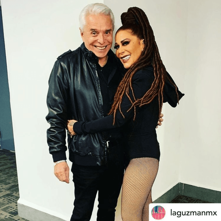 La intérprete de 'Flor de papel' le llevó un pastel.
<b>"Bellísimo"</b>, comentó sobre su sentir al celebrar la fecha con su progenitor.
<br>