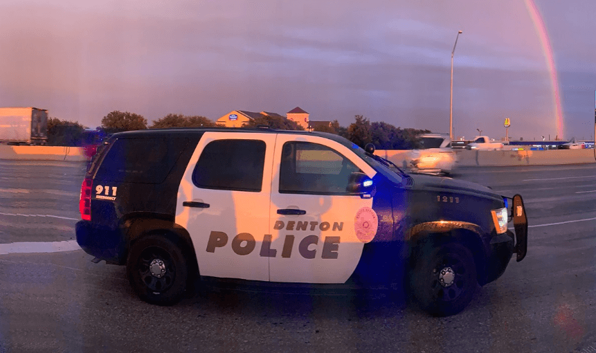 Policía de Denton dice que disparó a un hombre que los atacaba con un cuchillo y un sartén