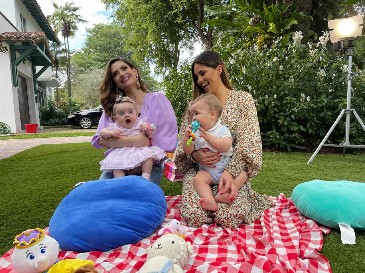 Michelle dio a luz a 
<a href="https://www.univision.com/shows/primer-impacto/por-fin-mama-aqui-tienes-las-fotos-de-los-nueve-meses-de-embarazo-de-michelle-galvan-fotos">Baby Megan</a> el 22 de julio del año pasado -tres meses después de Ford- luego de estar 36 horas en labores de parto, hasta que se tomó la decisión de someterla a una cesárea de emergencia. La llegada de la bebé iluminó la vida de Galván, quien anheló tanto ese momento. 
<br>
<br>Tanto Michelle como Pamela dejan claro que la llegada de sus pequeños también trajo consigo una nueva versión mejorada de ellas mismas. 
<br>