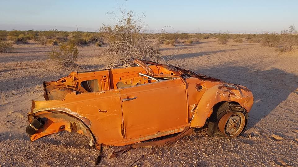 Los restos de un vehículo en la frontera.