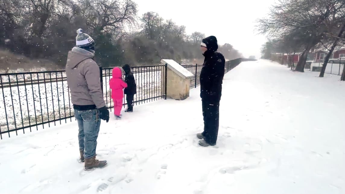 Unos 70,000 hogares en Texas están sin electricidad debido al frente frío del Ártico