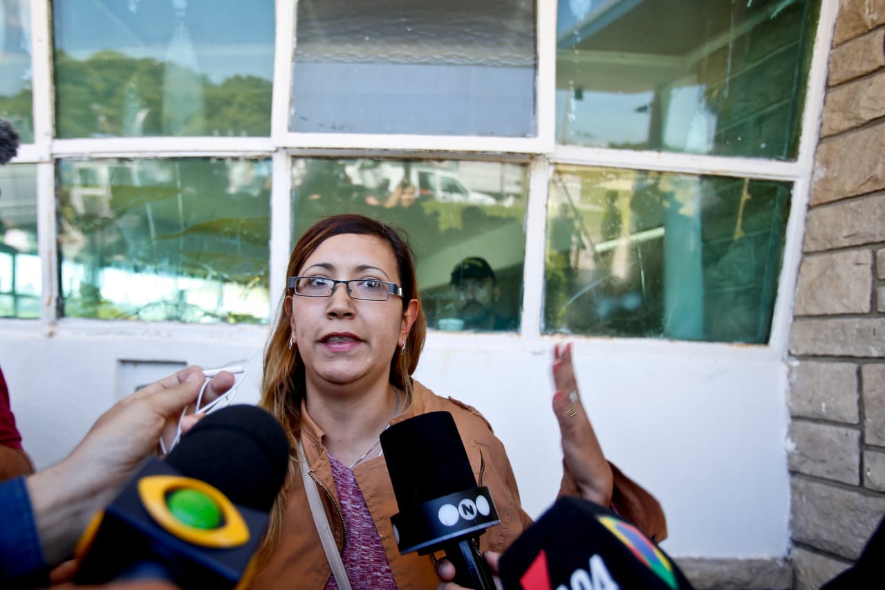 María Itatí Leguizamón, esposa de uno de los marinos, explicó que la información que les dieron es que la explosión pudo haber ocurrido el miércoles pasado, cuando las autoridades se comunicaron por última vez con la tripulación del submarino. 
<b>"No dijeron que están muertos, pero es una suposición lógica. Nos acaban de decir que la explosión fue el miércoles (15 de noviembre) a las 11 de la mañana". </b>(AP Photo/Esteban Felix)