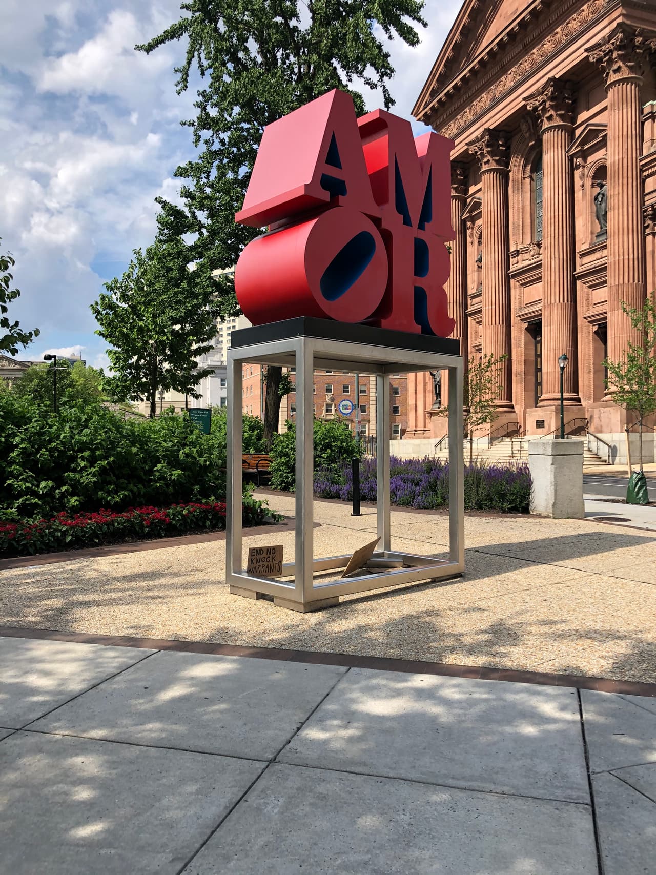 La escultura AMOR también tenía mensajes en apoyo.