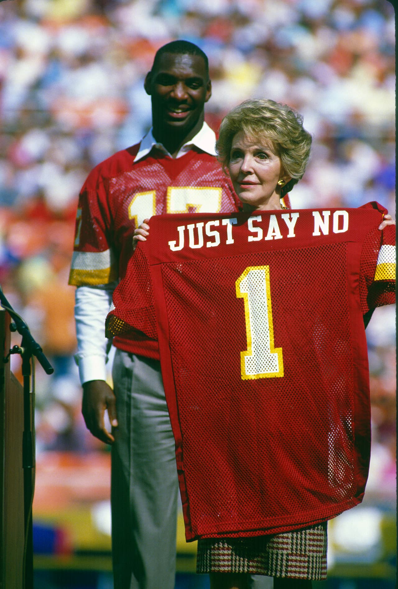 Nancy Reagan con el quarterback de los Washington Redskins, Doug Williams, en 1989.