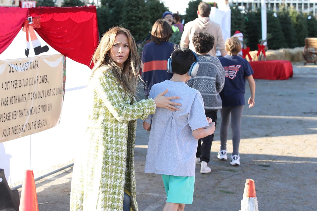 Todos llegaron al lugar en la Cadillac Escalade, valuada en 78 mil dólares según The Sun, de la intérprete de ‘Waiting for tonight’. 
<br>