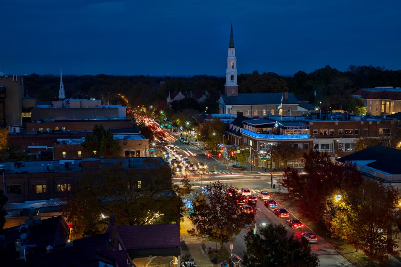 <b>Chapel Hill</b>. Esta ciudad universitaria por excelencia combina romanticismo y diversión. Paseen por los terrenos de la universidad pública más antigua del país en la Universidad de Carolina del Norte en Chapel Hill. Caminen de la mano por los adoquines de ladrillo, admirando la arquitectura de los edificios centenarios y los altísimos árboles de madera dura. Haga una pausa bajo el Davie Poplar en McCorkle Place, donde la leyenda dice que las parejas que se besan en el banco debajo de sus ramas se casarán.