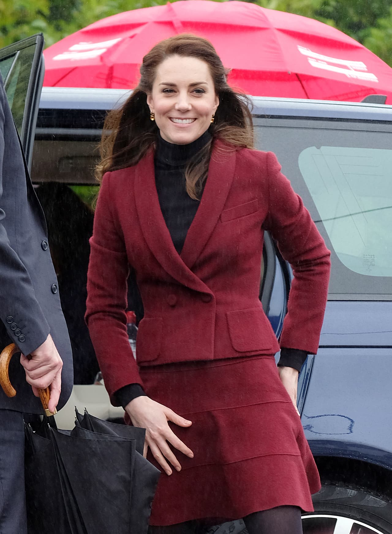 Hasta ella misma sabía que en cualquier momento podía tener un "accidente", por eso se agarraba su falda con fuerza.