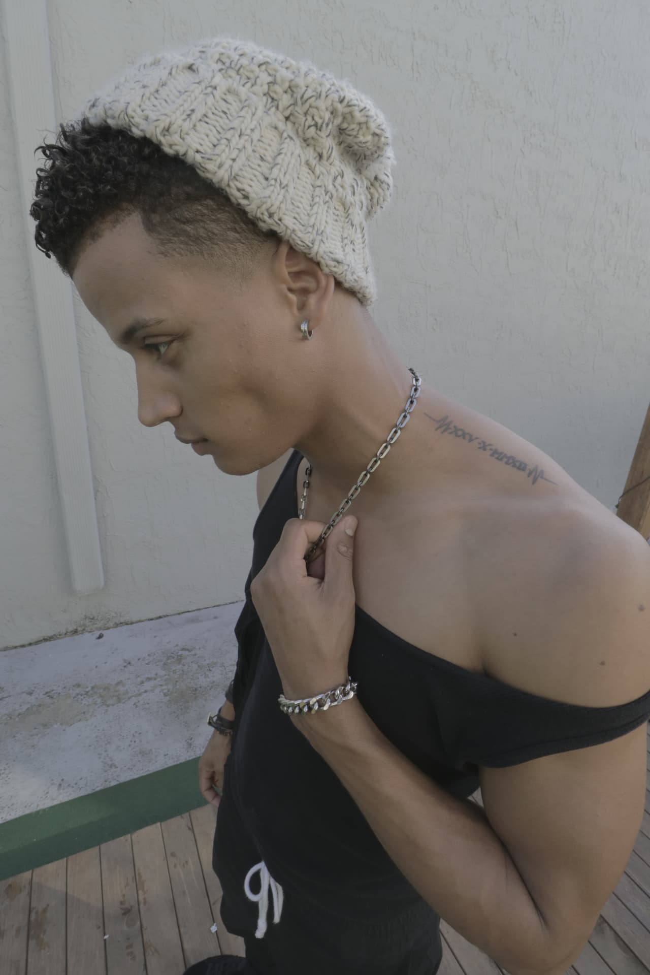 En el hombro izquierdo, Christian lleva tatuados números romanos.