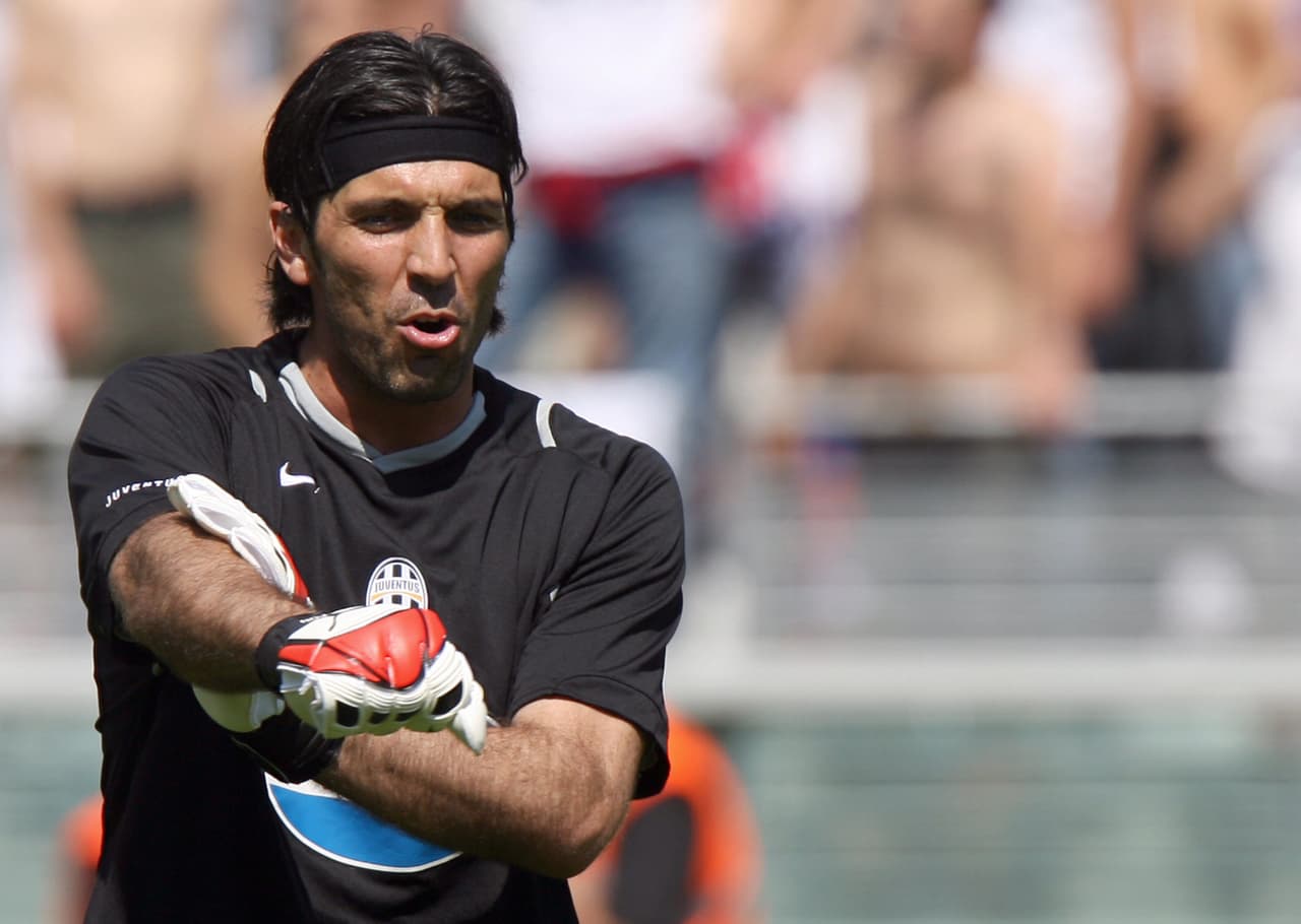 Buffon fue uno de los jugadores que, al igual que Pavel Nedvěd, Alessandro Del Piero, David Trezeguet y Mauro Camoranesi, se quedó en el equipo en el descenso para regresarlo a Primera División ese mismo año siendo campeón.