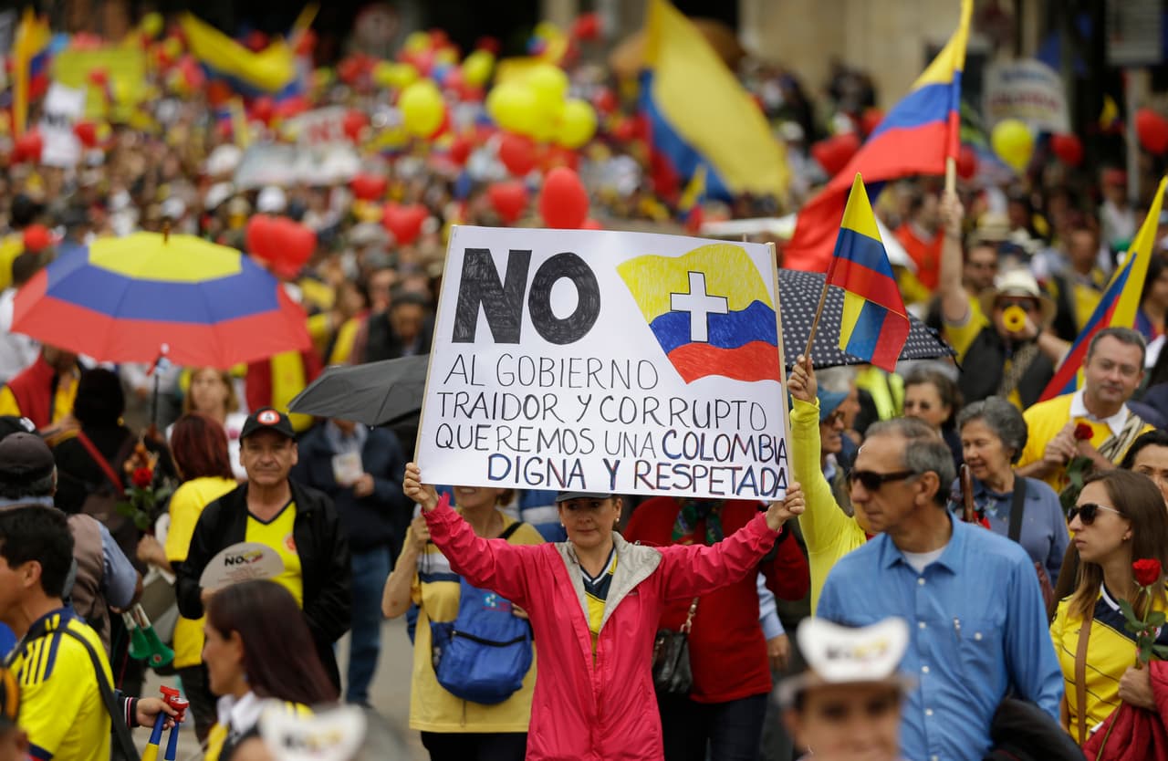 Miles de colombianos convocados por Uribe marchan en Bogotá contra el gobierno