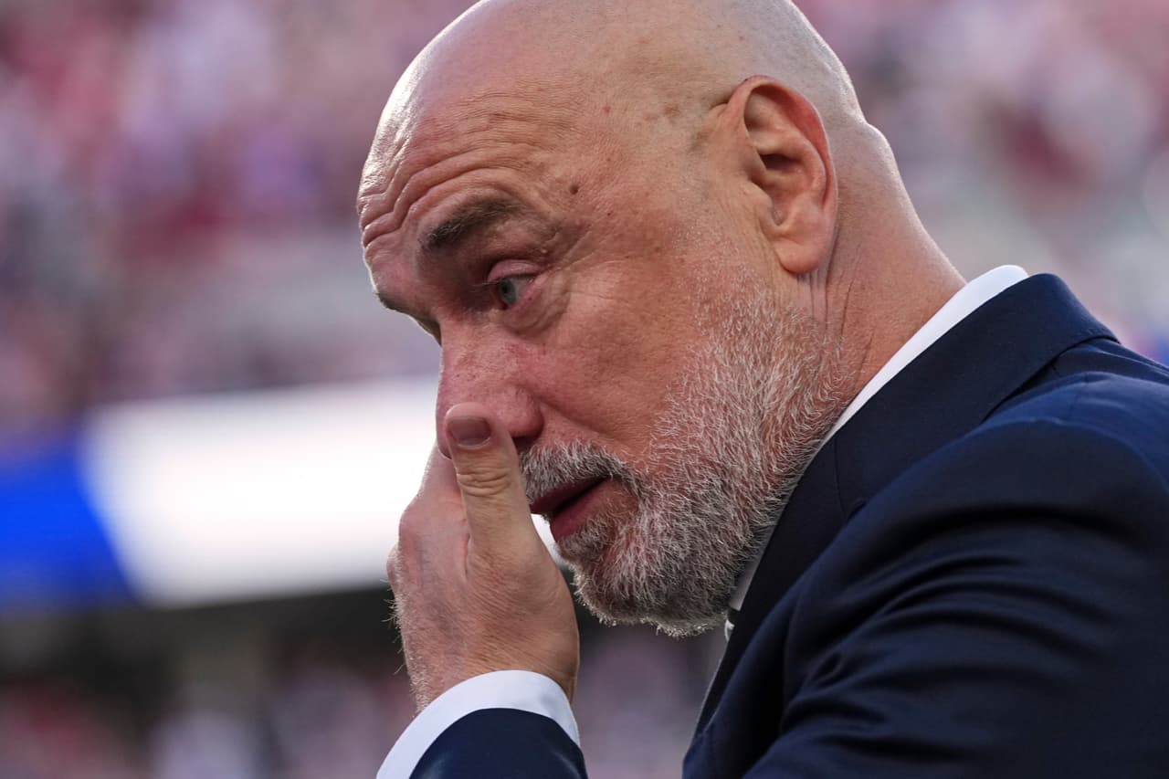 El entrenador de Bosnia, Serge Barbarez, abandona el campo de juego después de que Estados Unidos derrotara a Bosnia en el partido de dieciseisavos de final de la Copa del Mundo disputado en Santa Clara, California —cerca de San Francisco—, el miércoles 1 de julio de 2026.