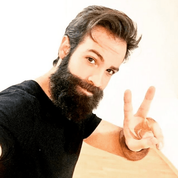 Su carrera como actor comenzó con su participación en el melodrama “Amores Verdaderos”