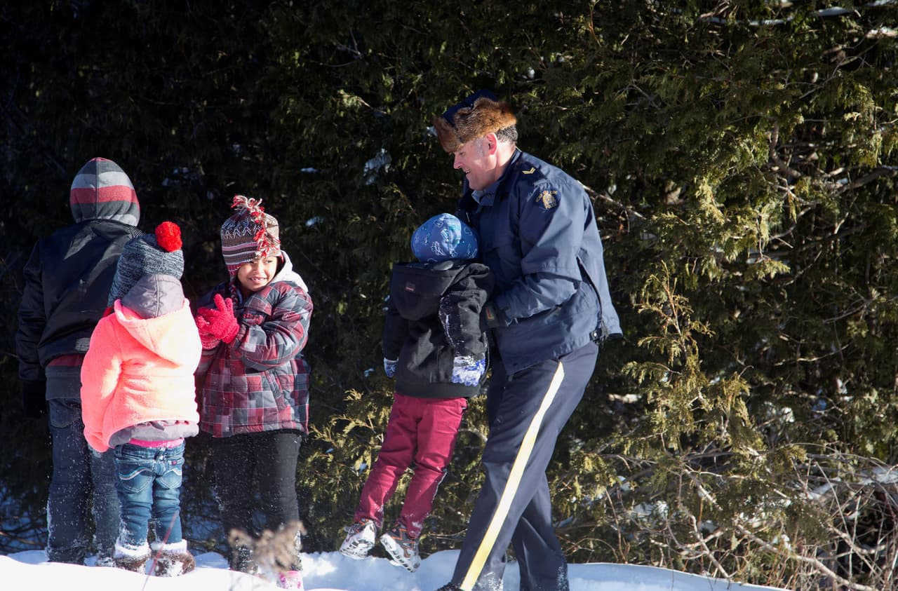 Los niños miraron hacia atrás desde donde habían venido cuando el oficial de EEUU retuvo al primer hombre, diciendo que sus papeles necesitaban ser verificados.
