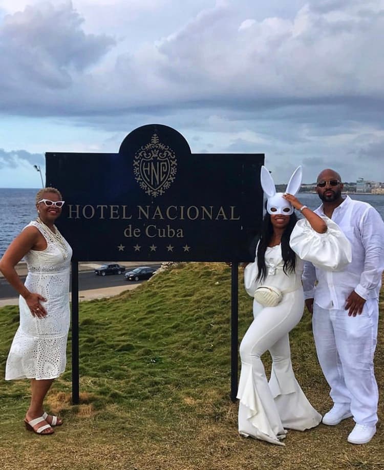 El evento que lleva más de 30 años realizándose en distintas ciudades del mundo, cuenta con una lista exclusiva de invitados los cuales deben cumplir un requisito obligatorio, ‘vestirse de blanco’.