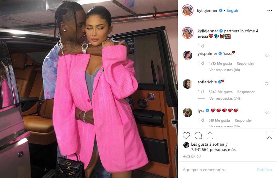 La joven empresaria de 21 años compartió, en su cuenta de Instagram, una imagen en donde el padre de su hija la está abrazando con la frase "Compañeros de crimen por siempre".