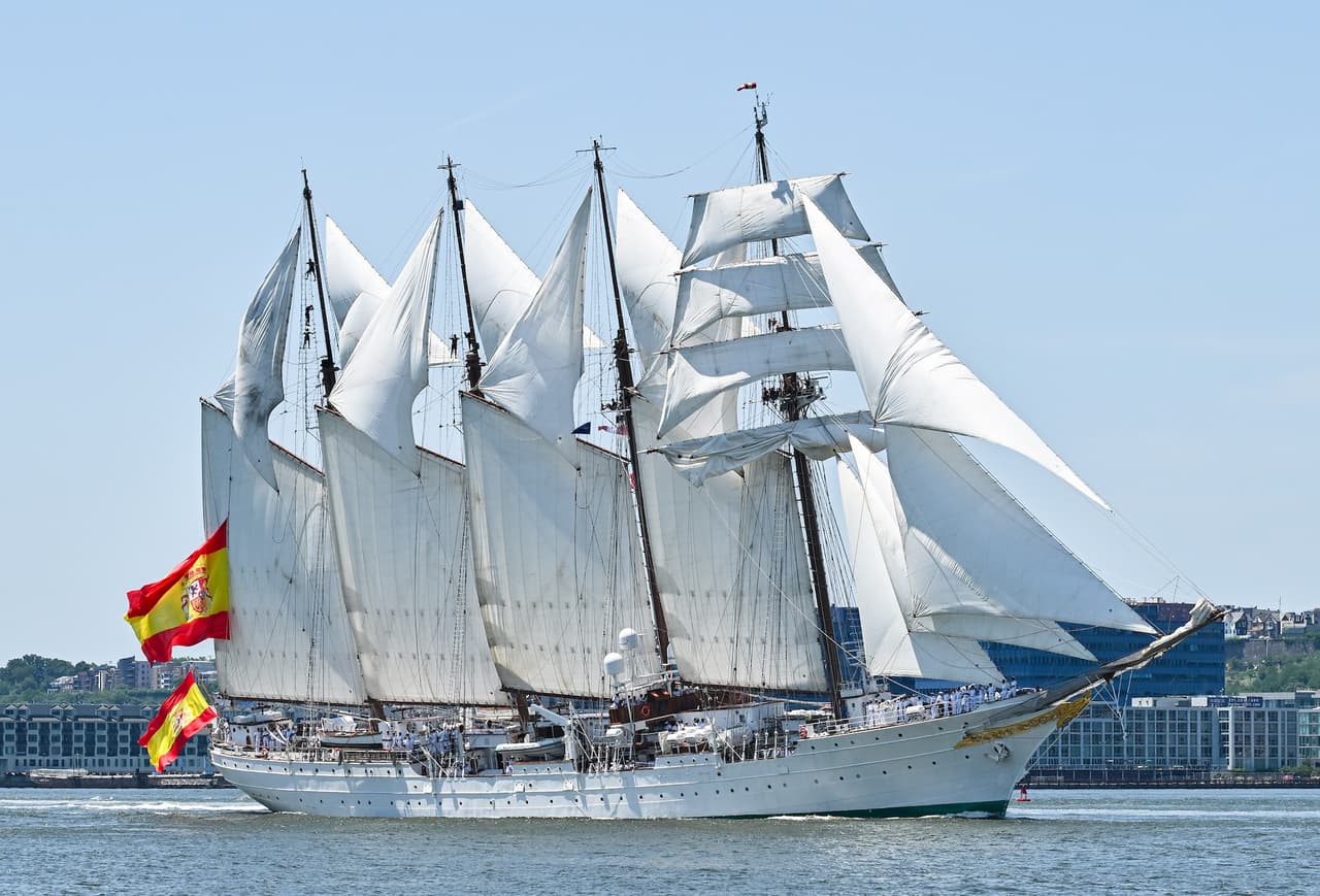 Velero Juan Sebastián de Elcano, de España, participa en el desfile naval.