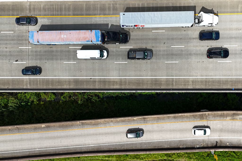 Las autoridades han señalado que hay momentos del día en que las carreteras lucen más despejadas.
<br>
<br>Si decidiste no evacuar, en esta lista puedes encontrar los refugios a los que puedes acudir si estás en 
<a href="https://www.univision.com/local/tampa-wvea/huracan-milton-lista-de-refugios-tampa-condados-evacuacion">Tampa</a> o en 
<a href="https://www.univision.com/local/orlando-wven/refugios-de-emergencia-en-orlando-ante-la-llegada-del-huracan-milton">Orlando</a>.