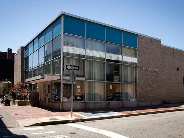 <b>Frankford Library</b>
<br>4634 Frankford Avenue
<br>Philadelphia, PA 19124-5804
<br>215-685-1473
<br>
<br>Ubicada cerca de la estación Margaret-Orthodox de Frankford EL, la 
<a href="https://libwww.freelibrary.org/locations/frankford-library" target="_blank">biblioteca de Frankford</a> sirve a las comunidades de Frankford, Northwood, Bridesburg y parte de Juniata Park.
<br>La biblioteca de Frankford comenzó en 1823, cuando se fundó la Asociación de Bibliotecas y Salas de Lectura. En 1857, la Biblioteca de Oxford entregó sus libros a la Biblioteca y sala de lectura después de que se proporcionara espacio en el edificio del Instituto industrial y benéfico de Wright. Durante la Guerra Civil, el Salón de la Biblioteca se utilizó como hospital y, en 1900, la biblioteca pasó a formar parte de la Biblioteca Libre. La biblioteca actual ha sufrido dos renovaciones importantes. 
<br>