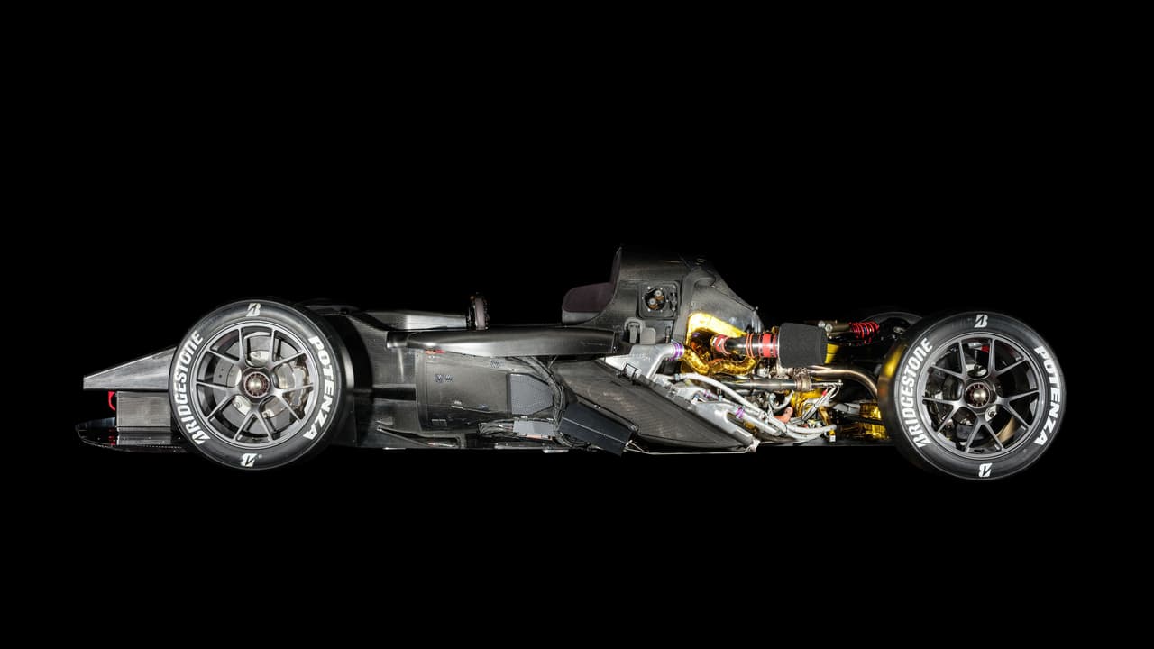 Bajo su carcaza encontramos una plataforma casi idéntica al vehículo híbrido que participa por Toyota en el World Endurance Championship (WEC), el TS050.