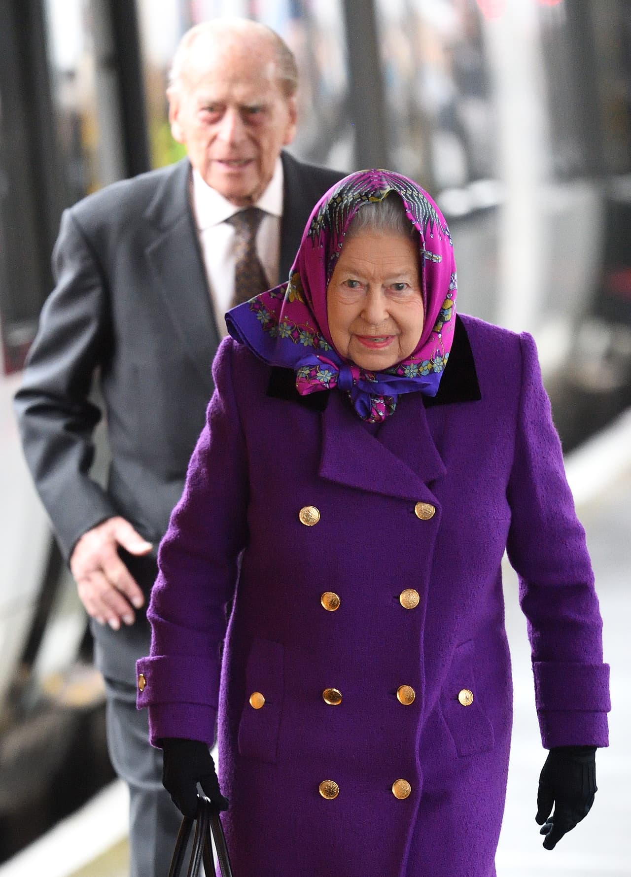 <b>La reina Isabel II no tiene licencia de conducir, pues está exenta de la ley</b>. La monarca británica aprendió a conducir en el Ejército en 1945, cuando tenía 19 años y se unió al Servicio Territorial Auxiliar durante la Segunda Guerra Mundial.