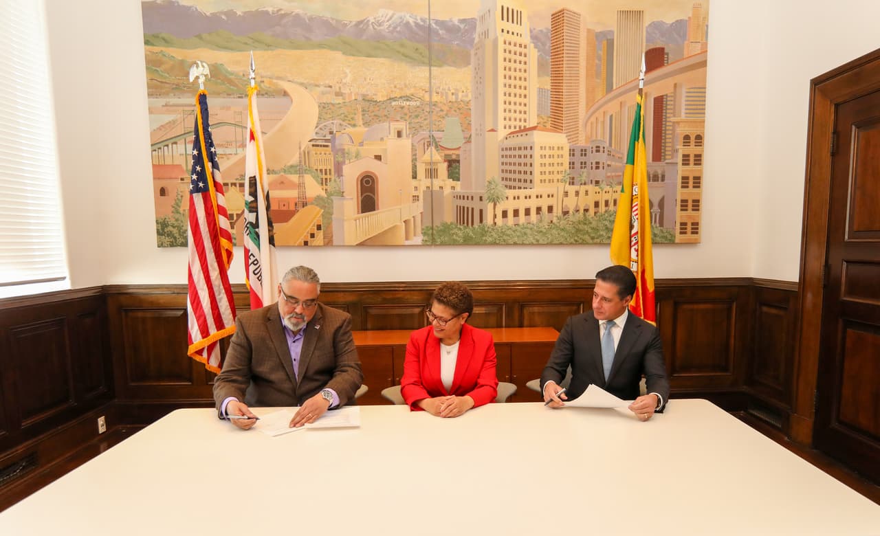 Unos 30,000 empleados de cafetería, conductores de autobuses, custodios y asistentes de educación especial ejercieron su derecho a la huelga.
<br>