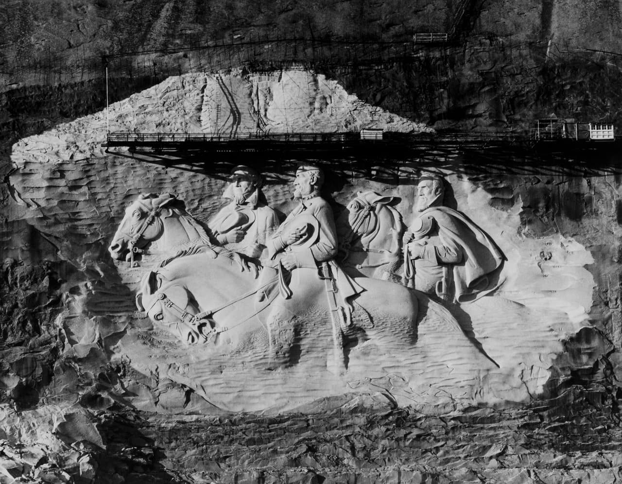 La talla en la piedra de la montaña es considerada un bien público y es un destino turístico del estado. Sería imposible de trasladar por lo que para ser removida habría que destruirla. En en la fotografía, la escultura en una de sus etapas de construcción.