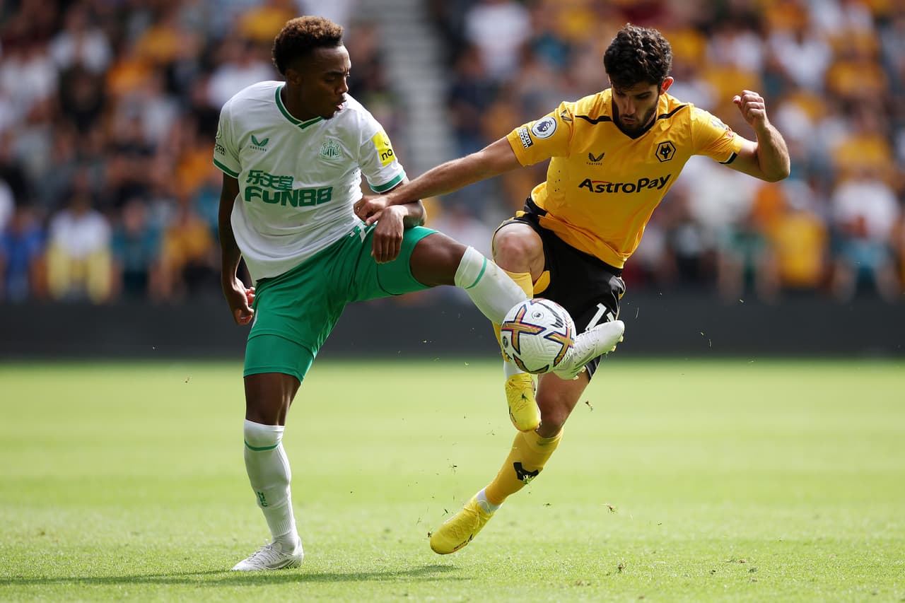 Ruben Neves adelantó a los Wolves con un golazo, pero Allan Saint-Maximin emparejó las acciones en la agonía con otro golazo. Raúl Jiménez marcó un gol, pero el VAR arruinó el festejo al anularlo.