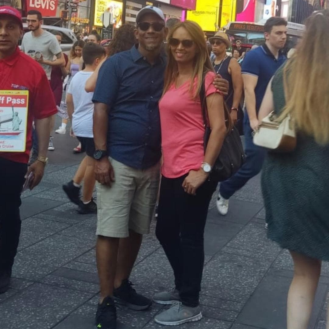 Imagen compartida por la familia que muestra a S.C. con su esposo.