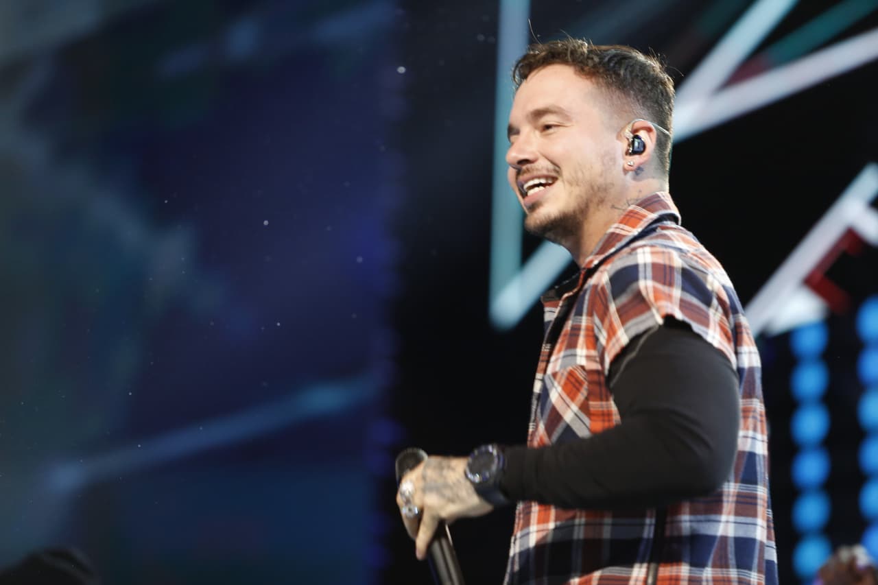 J. Balvin lleno de energía en el escenario del Teletón USA.