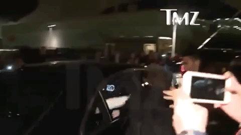 Justin viajaba con la ventanilla del auto abierta, lo que permitió que uno de sus fans se colgara del auto y le tocara la cara, algo que no causó mucha gracia al cantante, quien reaccionó con un puñetazo en la cara .