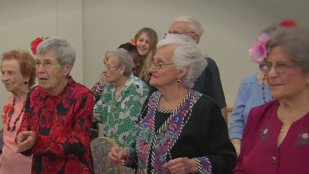 La música latina le ha regalado muchas sonrisas a los residentes de esta casa hogar