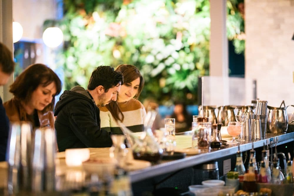 <b>The Cortez</b>
<br>
<b>Dirección</b>: 413 Glenwood Ave. Raleigh, NC
<br>
<b>Teléfono</b>: (919) 342-8227
<br>
<b>Sitio web</b>: 
<a href="https://www.cortezraleigh.com/">https://www.cortezraleigh.com/</a> 
<br>
<b><a href="https://www.yelp.com/map/the-cortez-raleigh">Cómo llegar</a></b>
<br>
<br>En Yelp aseguran que se especializan “en ofertas eclécticas de mariscos y cócteles, con una barra de ostras crudas y ceviches”.