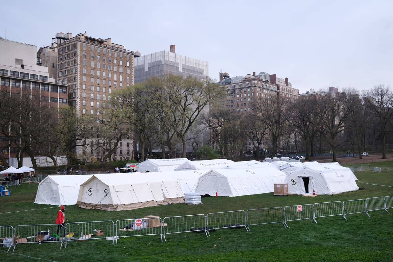 <b>Hospital de campaña en Central Park. </b>Un centro de atención de salud de campaña se construyó en el Central Park de Nueva York. Según el alcalde de la ciudad, Bill de Blasio, la instalación temporal dispondrá de 68 camas que reforzarán la capacidad del hospital Monte Sinaí Oeste, situado en las inmediaciones.
