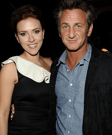 El escándalo surgió en 2012 cuando Sean abandonó a Robin de un día para otro, yéndose a vivir un romance accidentado y tórrido con Scarlett Johansson, que es 24 años menor que él.