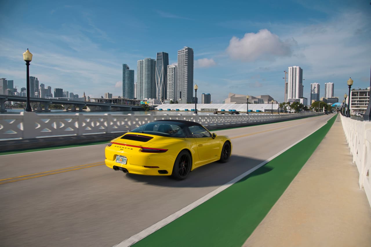 El motor 3.8 atmosférico es más emocionante, con un sonido más bonito y con mucha más precisión en el desarrollo de potencia. Pero definitivamente no empuja como lo hace este biturbo.